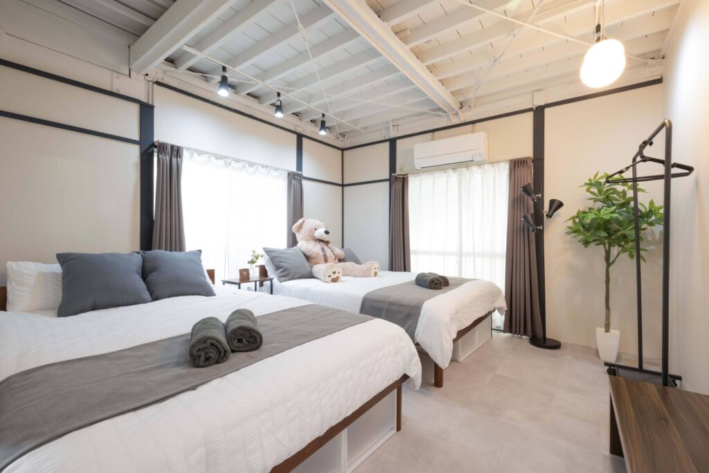 空室対策としてベッドや家具、照明を配置しモデルルーム風に演出した賃貸物件の室内